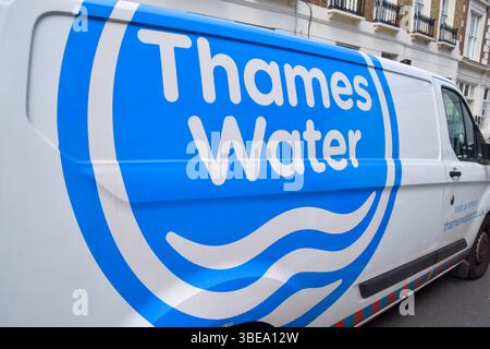 London, Großbritannien. Mai 2025. Ein Wasserwagen auf der Themse steht auf einer Reparaturstelle, da das Unternehmen von der Wasseraufsichtsbehörde OFWAT wegen Verstößen gegen die Vorschriften für Abwasser und Dividendenzahlungen mit einer Geldbuße von 123 Millionen Pfund belegt wird. (Foto: Vuk Valcic/SOPA Images/SIPA USA) Credit: SIPA USA/Alamy Live News Stockfoto