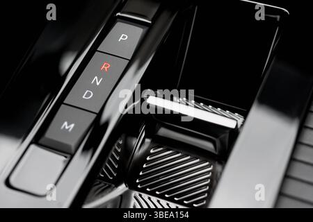 AUFNAHMEDATUM NICHT ANGEGEBEN Moderne Automatikschaltung auf R-Stellung Reverse Nahaufnahme von Wahlhebel im Drive-Modus bei einem modernem Automatikgetriebe *** modernes Automatikgetriebe in R-Stellung Reverse Nahaufnahme des Wählhebels im Fahrmodus bei einem modernen Automatikgetriebe Stockfoto