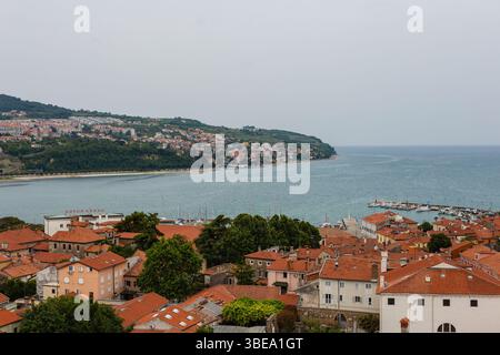 Koper, Slowenien. Ein Blick aus der Vogelperspektive auf die Küstenstadt mit ihren roten Dächern, die sich bis zur Adria erstrecken. Der Kontext ist eine mediterrane Stadtlandschaft Stockfoto