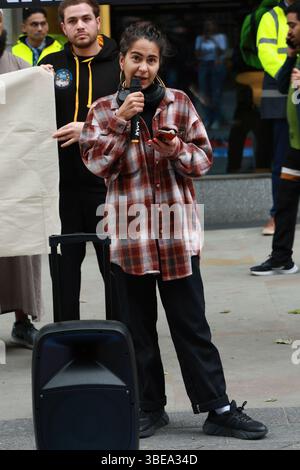 LONDON, GROSSBRITANNIEN. Mai 2025. Demonstranten vor Glencores Londoner Büros behaupten, Glencore solle für seine anhaltende gewalttätige Bergbauindustrie, die Land und Menschen auf der ganzen Welt ausbeutet, zur Verantwortung gezogen werden. Israel wird keine Kohle mehr liefern. Es wird keine Landnahme mehr geben! Keine Minenerweiterungen mehr! In London, Großbritannien. (Foto von 李世惠/siehe Li/Picture Capital) Credit: Siehe Li/Picture Capital/Alamy Live News Stockfoto