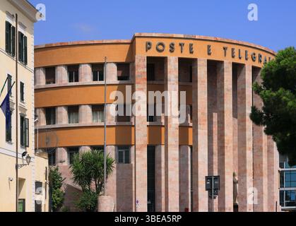 Italien, Sizilien, Agrigento. UNESCO-Stätte. Postgebäude - Palazzo delle Poste, erbaut in der faschistischen Zeit. Pinkfarbene Marmorfassade und Säulen. Stockfoto
