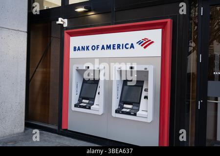 Fassade der Bank of America mit zwei Geldautomaten auf einem Bürgersteig der Stadt, San Francisco, Kalifornien, 21. Februar 2025. (Foto: Smith Collection/Gado/SIPA USA) Stockfoto