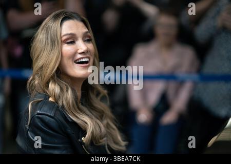 LONDON, ENGLAND – 28. MAI 2025: Delta Goodrem tritt am 28. Mai auf dem Sir Elton John Piano auf der St Pancras International Station in London auf. (Foto von Lounisphotography) Credit: Lounisphotography/Alamy Live News Stockfoto