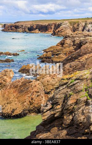Felsige Küste an der Côte Sauvage in Quiberon, Frankreich. Stockfoto