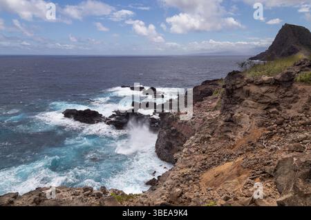 Maui, Hawaii, USA - 9. April 2022: Wellen krachen gegen die felsige Küste und zeigen die raue Kraft und Schönheit des Pazifischen Ozeans. Stockfoto