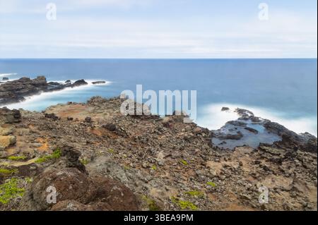 Maui, Hawaii, USA - 9. April 2022: Wellen krachen gegen die felsige Küste und schaffen eine ruhige und malerische Küstenlandschaft. Stockfoto