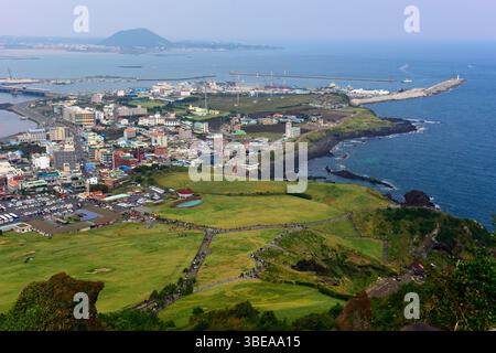 Dorf am Fuße des Seongsan Ilchulbong ein Vulkankegel, Jeju Island, South Korea. Stockfoto