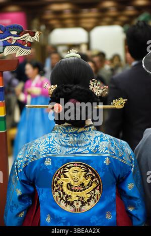 Frau in traditioneller Tracht, Korea House, Seoul, Südkorea. Stockfoto