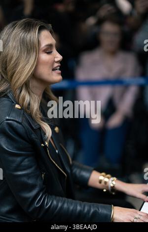 Delta Goodrem tritt am 28. Mai 2025 auf dem Sir Elton John Piano auf der St Pancras International Station in London auf. Foto: Lounisphotography/ABACAPRESS.COM Stockfoto
