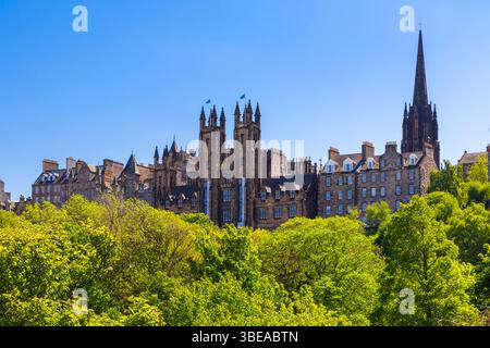 Blick auf die Assembly Hall von Princes Street Gardens im Frühjahr. Edinburgh, Schottland, Vereinigtes Königreich, Europa. Stockfoto