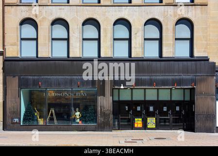 Ottawa, Kanada - 27. Mai 2025: Schilder für Liquidationsverkauf im Hudson’s Bay Store in der Rideau Street. The Bay wird bald alle 80 Geschäfte und Lay schließen Stockfoto