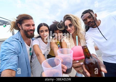 Freunde, die auf einer Dachparty Drinks trinken und Freundschaft feiern Stockfoto