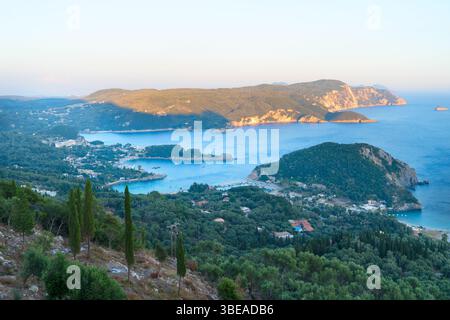 Blick auf die Paleokastritsa Beach Bay auf Korfu im Sommer, Griechenland Stockfoto