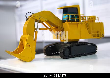Ein detailliertes Modell eines gelben Baggers mit realistischen Merkmalen und Design. Industrie Stockfoto