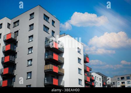 Moderne Apartmenthäuser in Wohngegend. Luxuriöse Appartements in einem neu erbauten Viertel Stockfoto
