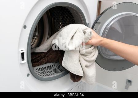 Wäscherei anziehen, Waschmaschine zu Hause benutzen, Hausarbeit Stockfoto
