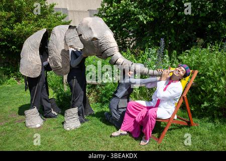 London, Großbritannien. Mai 2025. Janu, eine Marionette eines Teenager-Elefanten, machte einen Ausflug zum Dachgarten der Queen Elizabeth Hall auf der Southbank. Mit dem Schauspieler Adi Chugh starren Janu und ihre älteren und jüngeren selbst im Rahmen des Halbzeit-Entertainments-Angebots auf den verschwindenden Elephant. Die von Helen Foan entworfene Puppe wird von Iris Schmid (Kopf) mit Katriona Brown und Sean Garratt besetzt. Die Show läuft bis 1. Juni. Quelle: Anna Watson/Alamy Live News Stockfoto
