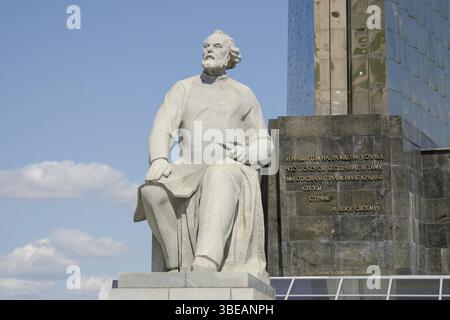 Moskau, Russland - 10. August 2015: Denkmal für Konstantin Zsiolkowski und die Inschrift auf dem Denkmal am Fuße des Obelisken &quot, Eroberer Stockfoto