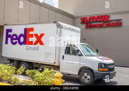 Miami Florida Kendall, Kendall Drive, The Greenery Mall, Einkaufszentrum, TJ Maxx HomeGoods Geschäft außen, ermäßigter Eingang zum Kaufhaus, weiß Stockfoto