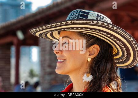 Schöne junge Touristin, die einen Sombrero vueltiao in Cartagena trägt. Kolumbien. Reisekonzept. Stockfoto