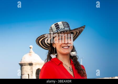 Schöne junge Touristin, die einen Sombrero vueltiao in Cartagena trägt. Kolumbien. Reisekonzept. Stockfoto