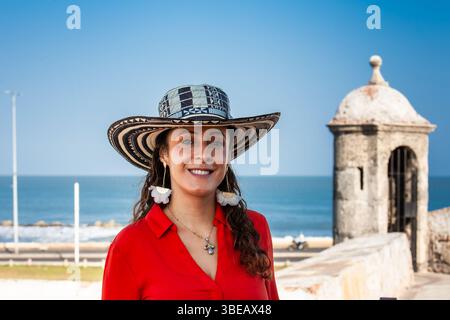 Schöne junge Touristin, die einen Sombrero vueltiao in Cartagena trägt. Kolumbien. Reisekonzept. Stockfoto