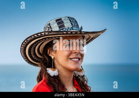 Schöne junge Touristin, die einen Sombrero vueltiao in Cartagena trägt. Kolumbien. Reisekonzept. Stockfoto