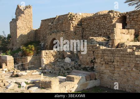 Alte Steinruinen der Kreuzfahrerfestung in Cäsarea, Israel, mit mittelalterlicher Architektur und historischem Erbe. Stockfoto
