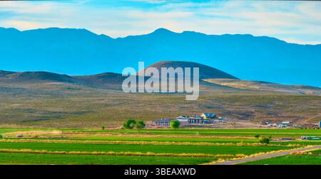 Aerial Farmland Ranch Homes und Mountains Wide Panorama Stockfoto
