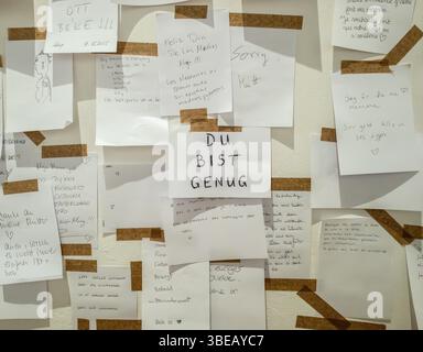 Gropius Bau Berlin, Innenansicht, Raum mit unzähligen Post it am Ende einer Ausstellung, Berlin, Deutschland, Europa Stockfoto