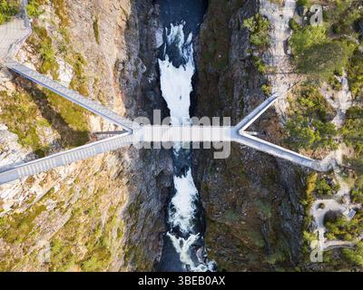 Aus der Vogelperspektive: Voringfossen Steppbrücke, Norwegen – eine berühmte Touristenattraktion, die den dramatischen Wasserfall überspannt. Stockfoto