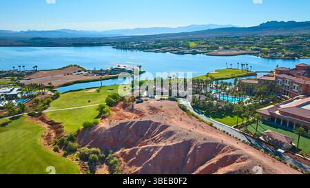 Aerial Luxury Resort Golfplatz und Lake Oasis fliegen über Stockfoto