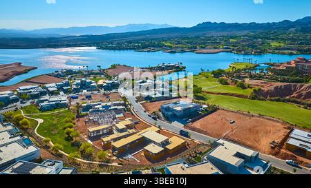 Aerial Luxury Lakeside Homes Golf Course und Waterfront Development Flyover Stockfoto