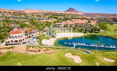 Aerial Luxury Golf Clubhouse Lake and Desert Villas Flyover Stockfoto