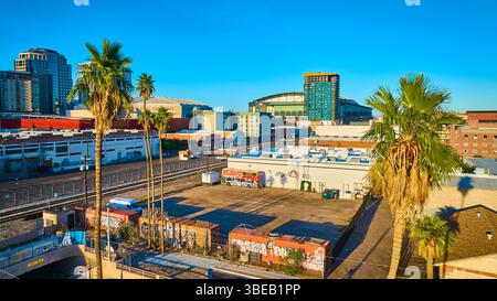 Aerial Palm Trees Graffiti Lot und Downtown Phoenix Skyline zur Golden Hour Stockfoto