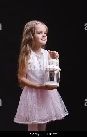 Porträt von fünf Jahre altes Mädchen mit einer Kerze Stockfoto