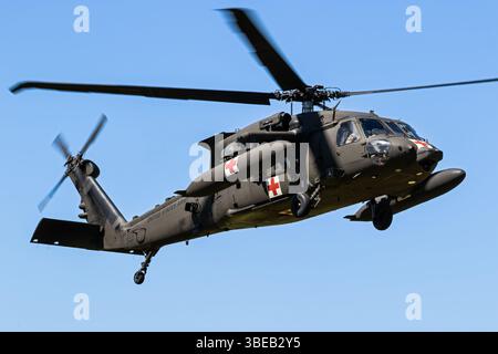 US-Armee Sikorsky HH-60M Blackhawk Medevac Hubschrauber, der während der NATO-Übung Falcon Spring auf dem Flugplatz Drachten eintrifft. Drachten, Niederlande - Mai Stockfoto