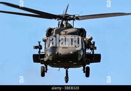 US-Armee Sikorsky UH-60 Black Hawk Hubschrauber vom 1. Bis 214. CAB (Wiesbaden) bei der NATO-Übung Falcon Spring. Niederlande - 16. Mai 2025 Stockfoto