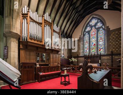 Die Orgelpfeifen, das Ostfenster und die Altarbereiche von St. John the Evangelist in Langcliffe, nahe gelegen, siedeln sich in NorthYorkshire (Yorkshire dales National Park) an. Stockfoto