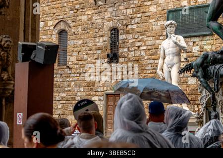 Eine Nachbildung von Michelangelos David vor dem Eingang des Palzzo Vecchio auf der Piazza della Signoria, Florenz, Italien Stockfoto
