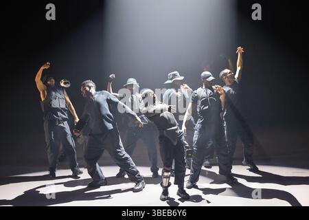 London, Großbritannien. Mai 2025. Die Darsteller spielen. Mit einer Mischung aus Tanz, Theater und gesprochenem Wort, um rohe und konfrontative Themen der psychischen Gesundheit und Männlichkeit zu erforschen, lädt TRAPLORD dazu ein, die Stereotypisierung der Schwarzen Männer in der heutigen westlichen Gesellschaft in Frage zu stellen. Der mit dem Olivier-Preis ausgezeichnete TRAPLORD von Ivan Michael Blackstock läuft bis zum 31. Mai im Sadler's Wells East in Stratford. Quelle: Imageplotter/Alamy Live News Stockfoto