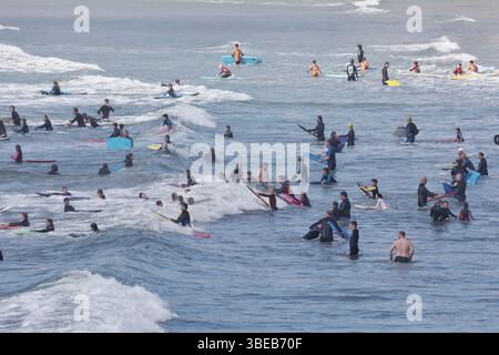 Polzeath, Cornwall, Großbritannien. Mai 2025. Wetter in Großbritannien: Geschäftiger Strand mit Halbzeiturlaubern in der Sonne in Polzeath, Cornwall. Hinweis: Nidpor/Alamy Live News Stockfoto