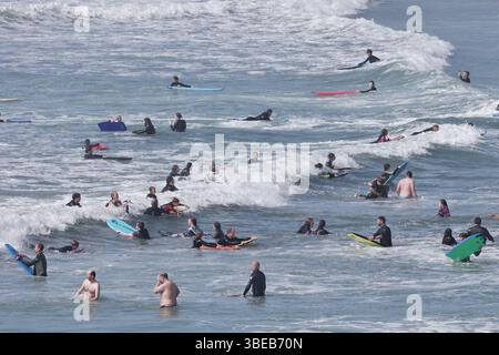 Polzeath, Cornwall, Großbritannien. Mai 2025. Wetter in Großbritannien: Geschäftiger Strand mit Halbzeiturlaubern in der Sonne in Polzeath, Cornwall. Hinweis: Nidpor/Alamy Live News Stockfoto