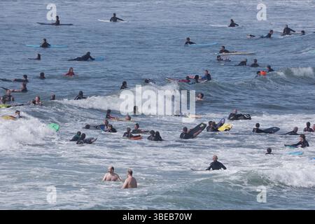 Polzeath, Cornwall, Großbritannien. Mai 2025. Wetter in Großbritannien: Geschäftiger Strand mit Halbzeiturlaubern in der Sonne in Polzeath, Cornwall. Hinweis: Nidpor/Alamy Live News Stockfoto