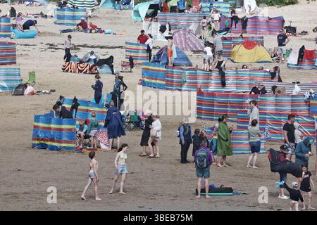 Polzeath, Cornwall, Großbritannien. Mai 2025. Wetter in Großbritannien: Geschäftiger Strand mit Halbzeiturlaubern in der Sonne in Polzeath, Cornwall. Hinweis: Nidpor/Alamy Live News Stockfoto