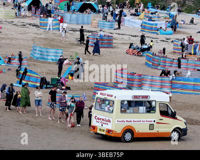 Polzeath, Cornwall, Großbritannien. Mai 2025. Wetter in Großbritannien: Geschäftiger Strand mit Halbzeiturlaubern in der Sonne in Polzeath, Cornwall. Hinweis: Nidpor/Alamy Live News Stockfoto