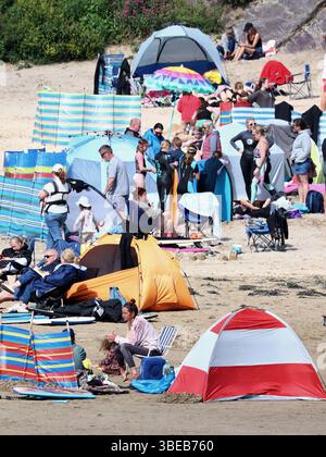 Polzeath, Cornwall, Großbritannien. Mai 2025. Wetter in Großbritannien: Geschäftiger Strand mit Halbzeiturlaubern in der Sonne in Polzeath, Cornwall. Hinweis: Nidpor/Alamy Live News Stockfoto