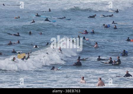 Polzeath, Cornwall, Großbritannien. Mai 2025. Wetter in Großbritannien: Geschäftiger Strand mit Halbzeiturlaubern in der Sonne in Polzeath, Cornwall. Hinweis: Nidpor/Alamy Live News Stockfoto