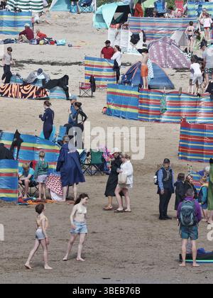 Polzeath, Cornwall, Großbritannien. Mai 2025. Wetter in Großbritannien: Geschäftiger Strand mit Halbzeiturlaubern in der Sonne in Polzeath, Cornwall. Hinweis: Nidpor/Alamy Live News Stockfoto