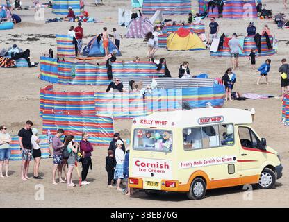 Polzeath, Cornwall, Großbritannien. Mai 2025. Wetter in Großbritannien: Geschäftiger Strand mit Halbzeiturlaubern in der Sonne in Polzeath, Cornwall. Hinweis: Nidpor/Alamy Live News Stockfoto